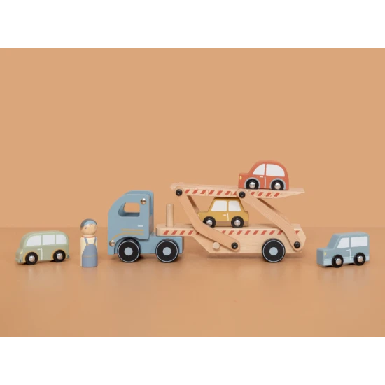 Dřevěný nákladní automobil se čtyřmi autíčky je tou pravou hračkou pro všechny malé řidiče. 