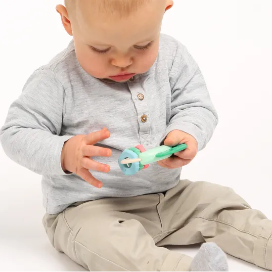 Chrastítka v krásných pastelových barvách ve tvaru zvířátek jsou lehká do ruky a mají tvar pro snadné uchopení.