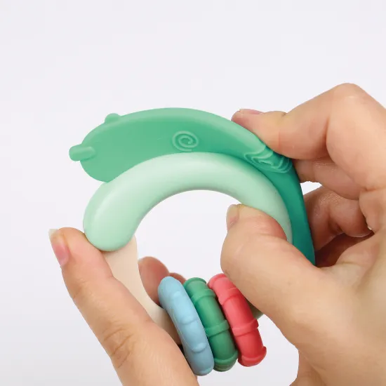 Chrastítka v krásných pastelových barvách ve tvaru zvířátek jsou lehká do ruky a mají tvar pro snadné uchopení.