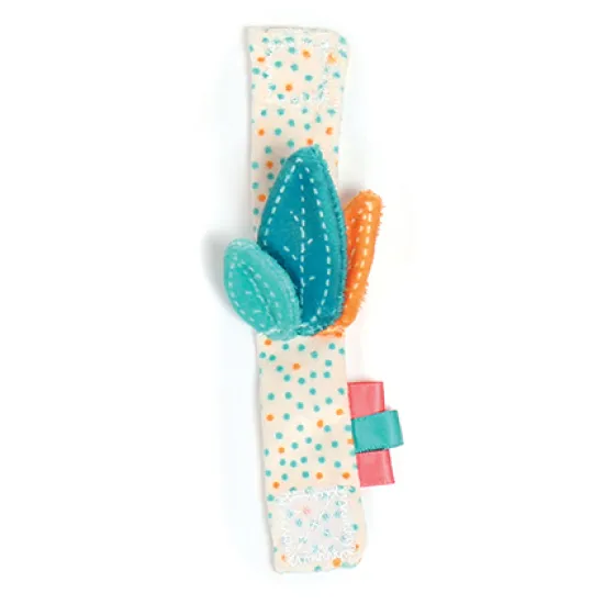 Chrastítka s liškou podněcují rozvoj sluchu, zraku a hmatu dítěte.