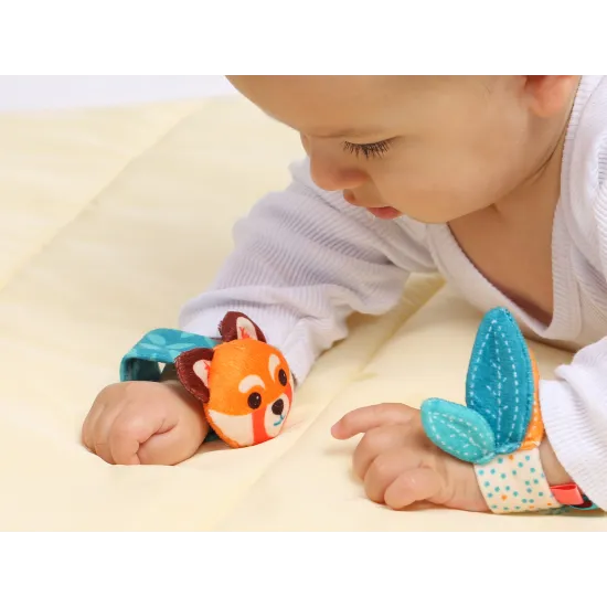 Chrastítka s liškou podněcují rozvoj sluchu, zraku a hmatu dítěte.
