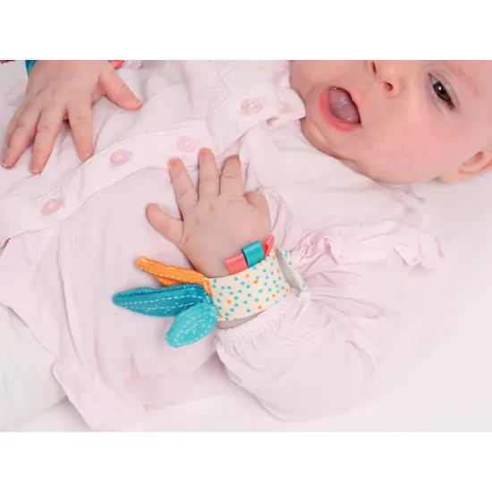 Chrastítka s liškou podněcují rozvoj sluchu, zraku a hmatu dítěte.