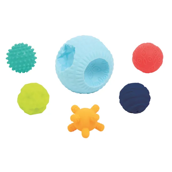 3D puzzle z míčků tvoří jeden velký míček s otvory a 5 menších míčků s různorodými texturami.