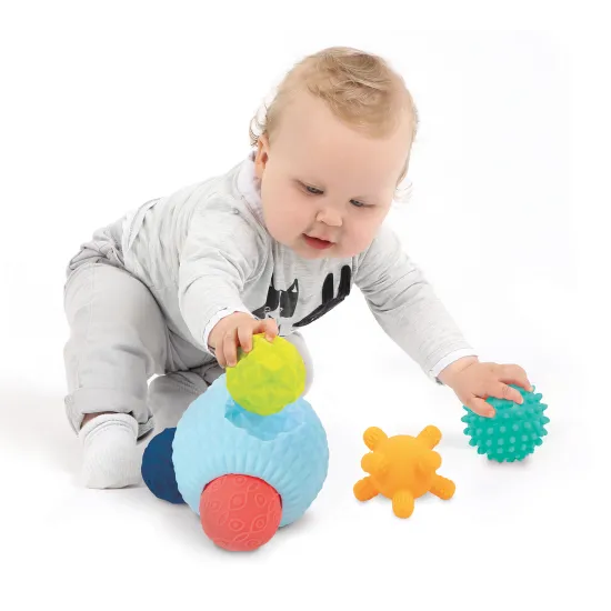 3D puzzle z míčků tvoří jeden velký míček s otvory a 5 menších míčků s různorodými texturami.