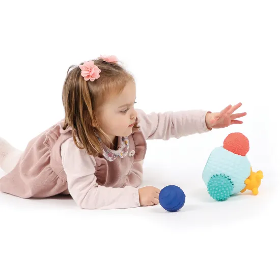 3D puzzle z míčků tvoří jeden velký míček s otvory a 5 menších míčků s různorodými texturami.