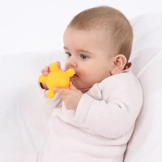 3D puzzle z míčků tvoří jeden velký míček s otvory a 5 menších míčků s různorodými texturami.