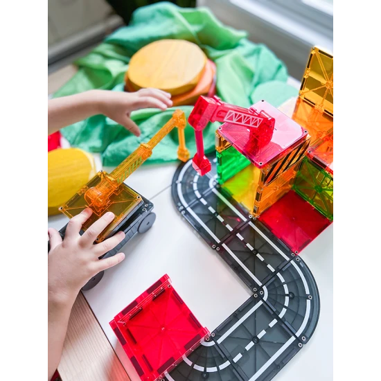 Vytvoriť jedinečné stavby s magnetickou stavebnicou MAGNA-TILES.