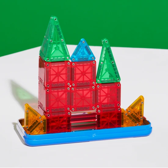 Magnetická stavebnice MAGNA-TILES vhodná pro cestování.