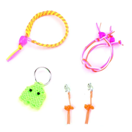 Děti tvoří s kreativní sadou Scoubidou – Magické bužírky