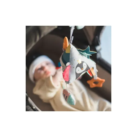 Závěsná hračka Severní pól pro použití na postýlce, kočárku, autosedačce apod. 