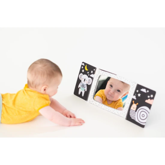 Textilní knížka ve tvaru stolního kalendáře je ideální pro dítě při hře na bříšku.