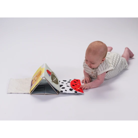 Sensory Book pro miminka, která podporuje kognitivní vývoj a stimuluje zrakové dovednosti.