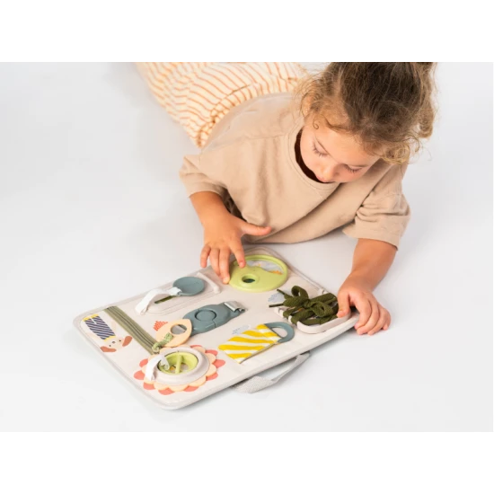 Hrací pult s aktivitami pro děti pro rozvoj jemné motoriky a kreativity