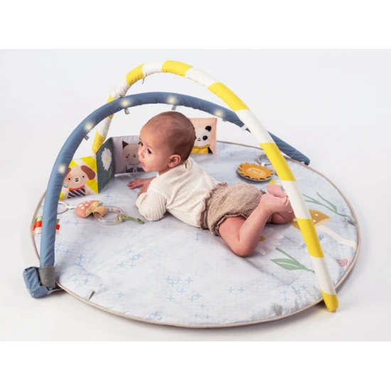 Osvětlená hrací deka s hudebním kolotočem Bloom pro rozvoj smyslů a motoriky. 
