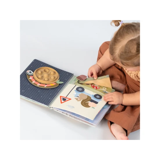 Knížka s aktivitami Tiny Traveler Busy Book