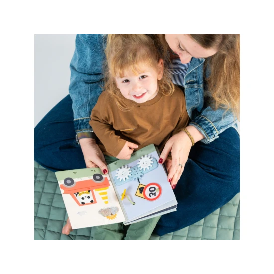 Knížka s aktivitami Tiny Traveler Busy Book
