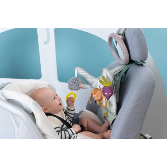 Hrací pultík se zavěšenými textilními hračkami ze života na zahradě zabaví během jízdy.