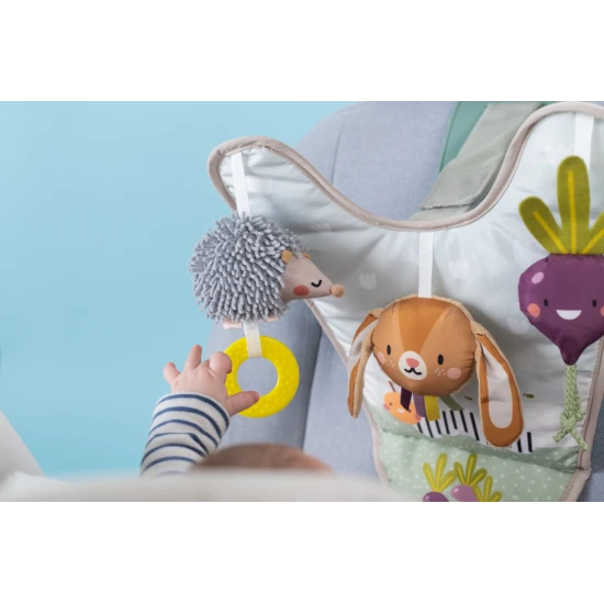 Hrací pultík se zavěšenými textilními hračkami ze života na zahradě zabaví během jízdy.