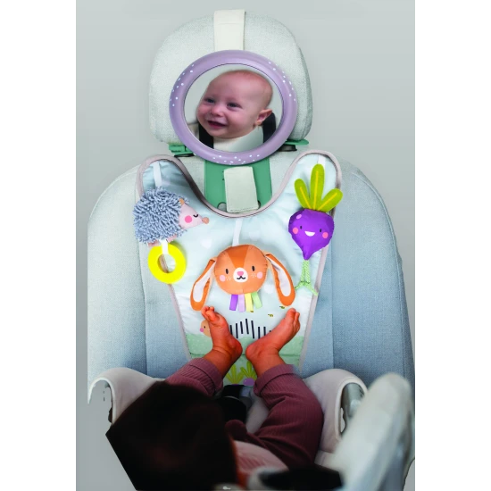 Hrací pultík se zavěšenými textilními hračkami ze života na zahradě zabaví během jízdy.