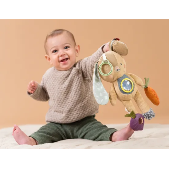 Závěsný králík s aktivitami láká děti ke zkoumání.