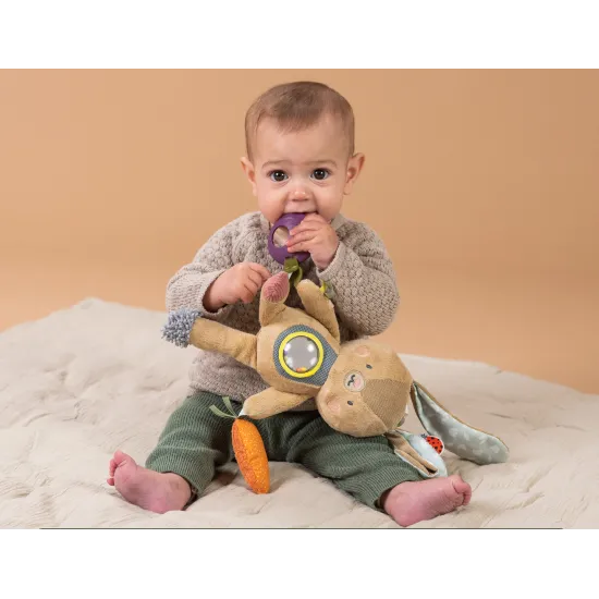 Závěsný králík s aktivitami láká děti ke zkoumání.