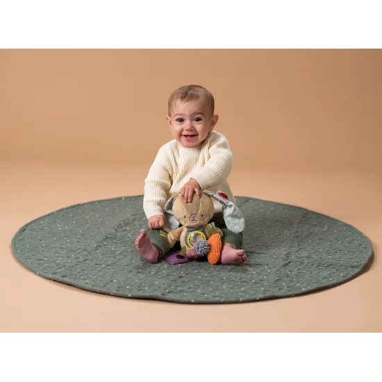 Závěsný králík s aktivitami láká děti ke zkoumání.