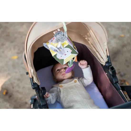 Měkká kostka s motivy zahrady pro nejmenší pro použití na postýlce, kočárku, autosedačce.