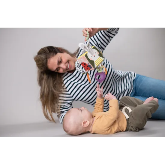 Měkká kostka s motivy zahrady pro nejmenší pro použití na postýlce, kočárku, autosedačce.