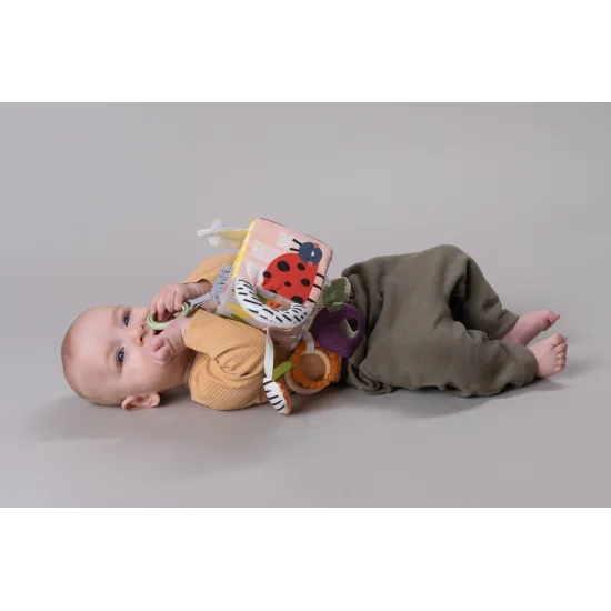 Měkká kostka s motivy zahrady pro nejmenší pro použití na postýlce, kočárku, autosedačce.