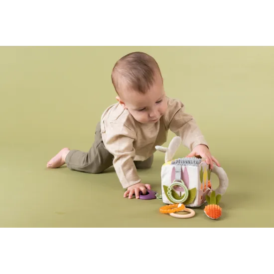 Měkká kostka s motivy zahrady pro nejmenší pro použití na postýlce, kočárku, autosedačce.