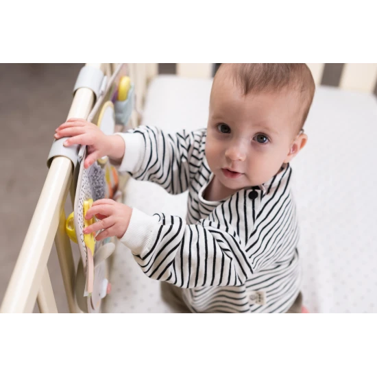 Interaktivní hrací pult s hudbou, světýlky a krásnými motivy ze života na zahradě.