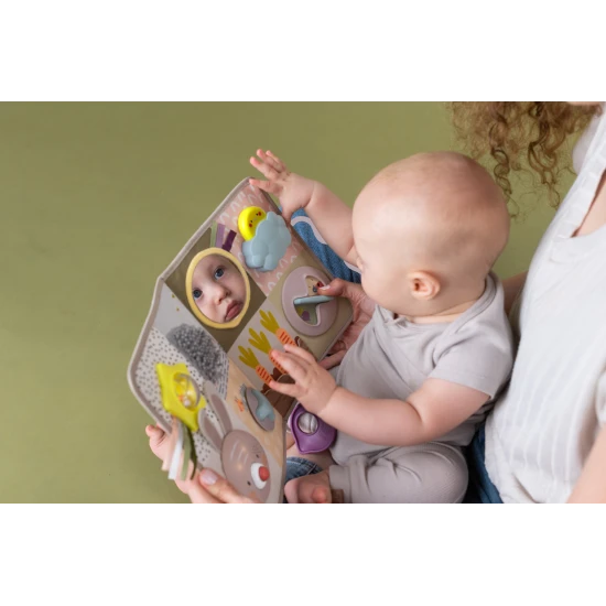 Interaktivní hrací pult s hudbou, světýlky a krásnými motivy ze života na zahradě.