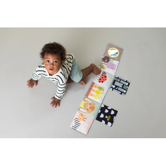 Oboustranná textilní knížka s motivem zahrady pro nejmenší do kočárku, postýlky i na hrací deku.