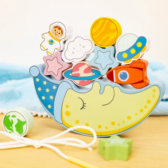 Dřevěná houpačka s vesmírnými kostkami a navlékání v jednom.