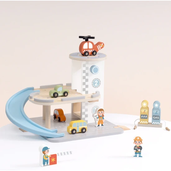 Dřevěná garáž s autíčky Tooky Toy – vícepatrová garáž s rampou, vrtulníkem a doplňky