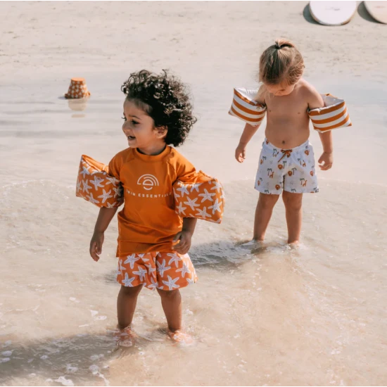 Nafukovací dětské plavecké rukavice Swim Essentials Hvězdice pro děti, ideální pro plavání v bazénu i u moře.