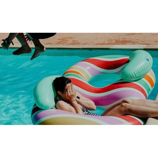 Velký nafukovací kruh pro 2 osoby Color Rush 190 cm v pestrobarevném designu od Swim Essentials – ideální pro zábavu u vody