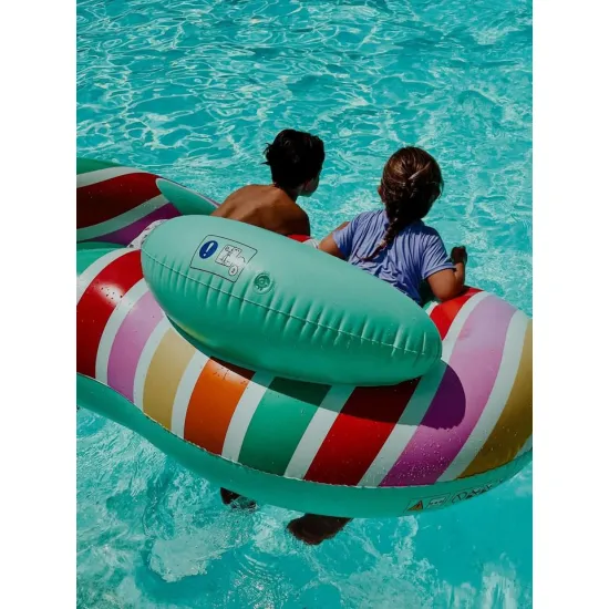Velký nafukovací kruh pro 2 osoby Color Rush 190 cm v pestrobarevném designu od Swim Essentials – ideální pro zábavu u vody