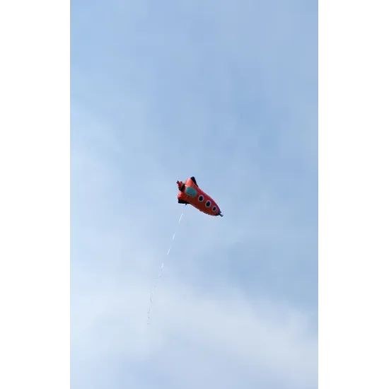 Balónek s atraktivním designem vesmírné rakety zaujme každé dítě.