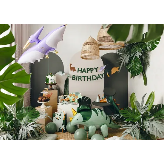 Krásná girlanda s nápisem Happy Birthday a různými kreslenými dinosaury.