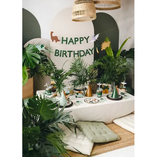 Krásná girlanda s nápisem Happy Birthday a různými kreslenými dinosaury.