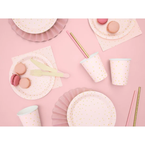 Sklenice, které rozveselí každou párty. Růžové papírové pohárky jsou zdobeny zlatými tečkami.