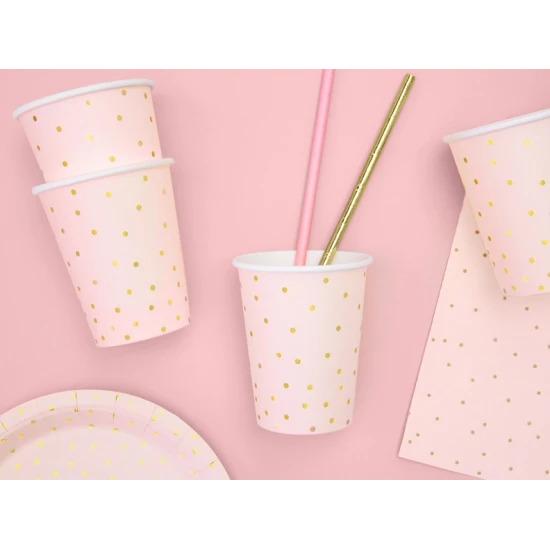 Sklenice, které rozveselí každou párty. Růžové papírové pohárky jsou zdobeny zlatými tečkami.