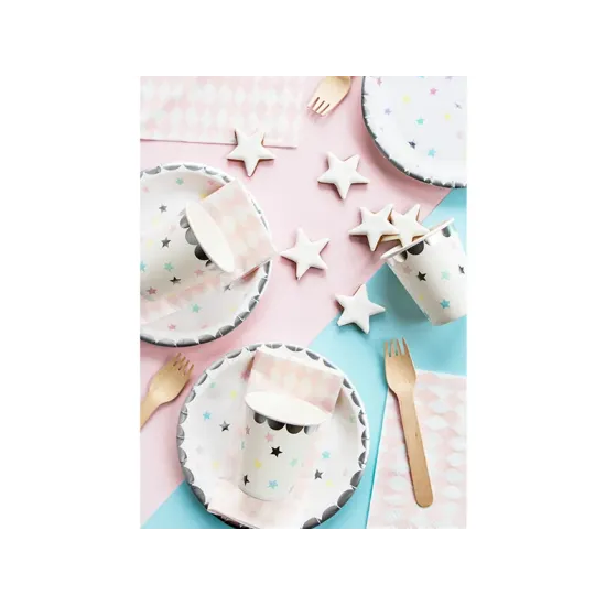 Talířky s motivem hvězd vhodné pro každou narozeninovou oslavu.