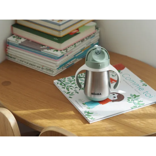 Kvalitní nerezový termohrnek zelené barvy vhodný k zahřátí, ale i osvěžení.