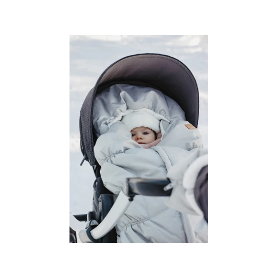 Teplý fusak do kočárku s umělou kožešinou a voděodolným vnějším materiálem, určený k ochraně dětí před chladem a nepříznivým počasím.