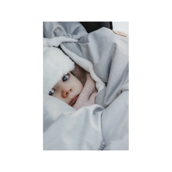 Teplý fusak do kočárku s umělou kožešinou a voděodolným vnějším materiálem, určený k ochraně dětí před chladem a nepříznivým počasím.