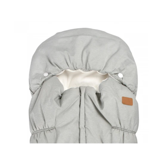 Teplý fusak do kočárku s umělou kožešinou a voděodolným vnějším materiálem, určený k ochraně dětí před chladem a nepříznivým počasím.