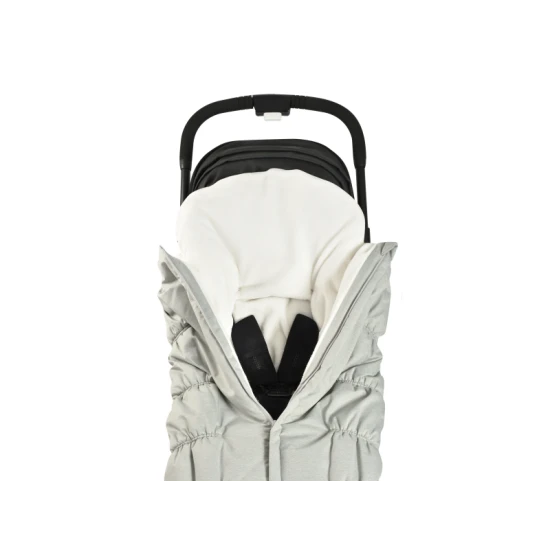 Teplý fusak do kočárku s umělou kožešinou a voděodolným vnějším materiálem, určený k ochraně dětí před chladem a nepříznivým počasím.