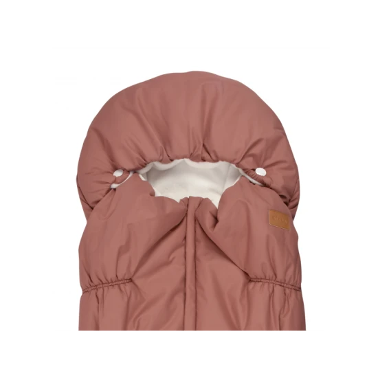 Beaba Fusak do kočárku 6-24 m Terracotta Teplý fusak do kočárku s umělou kožešinou a voděodolným vnějším materiálem, určený k ochraně dětí před chladem a nepříznivým počasím.